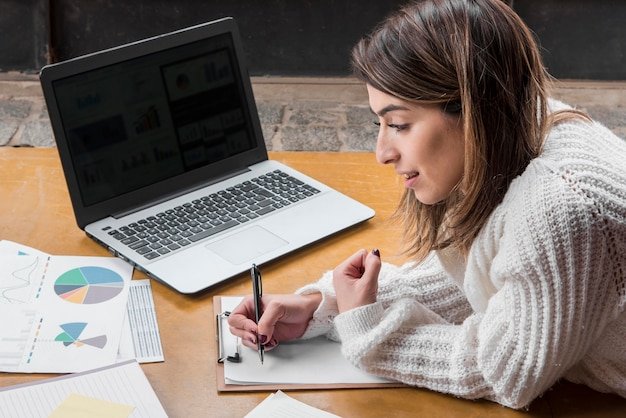 Imagem destacada para Ferramentas de Análise de Dados no Ensino a Distância